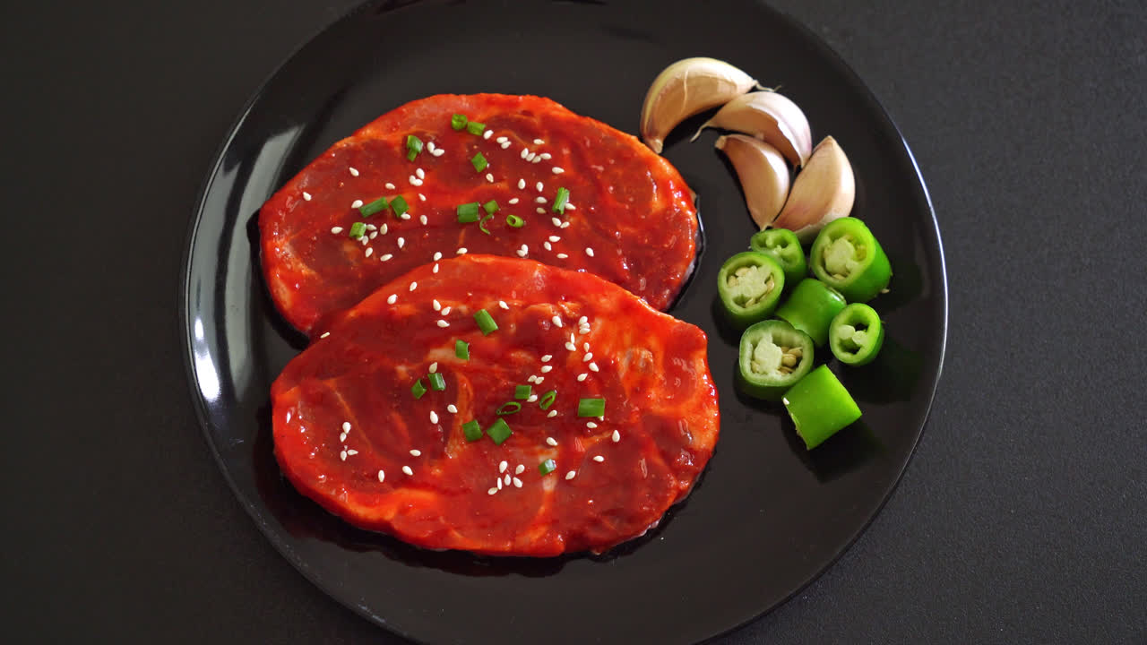 돼지 고기 한국식 절인 또는 한국식으로 굽는 한국 매운 페이스트로 절인 신선한 돼지 고기
