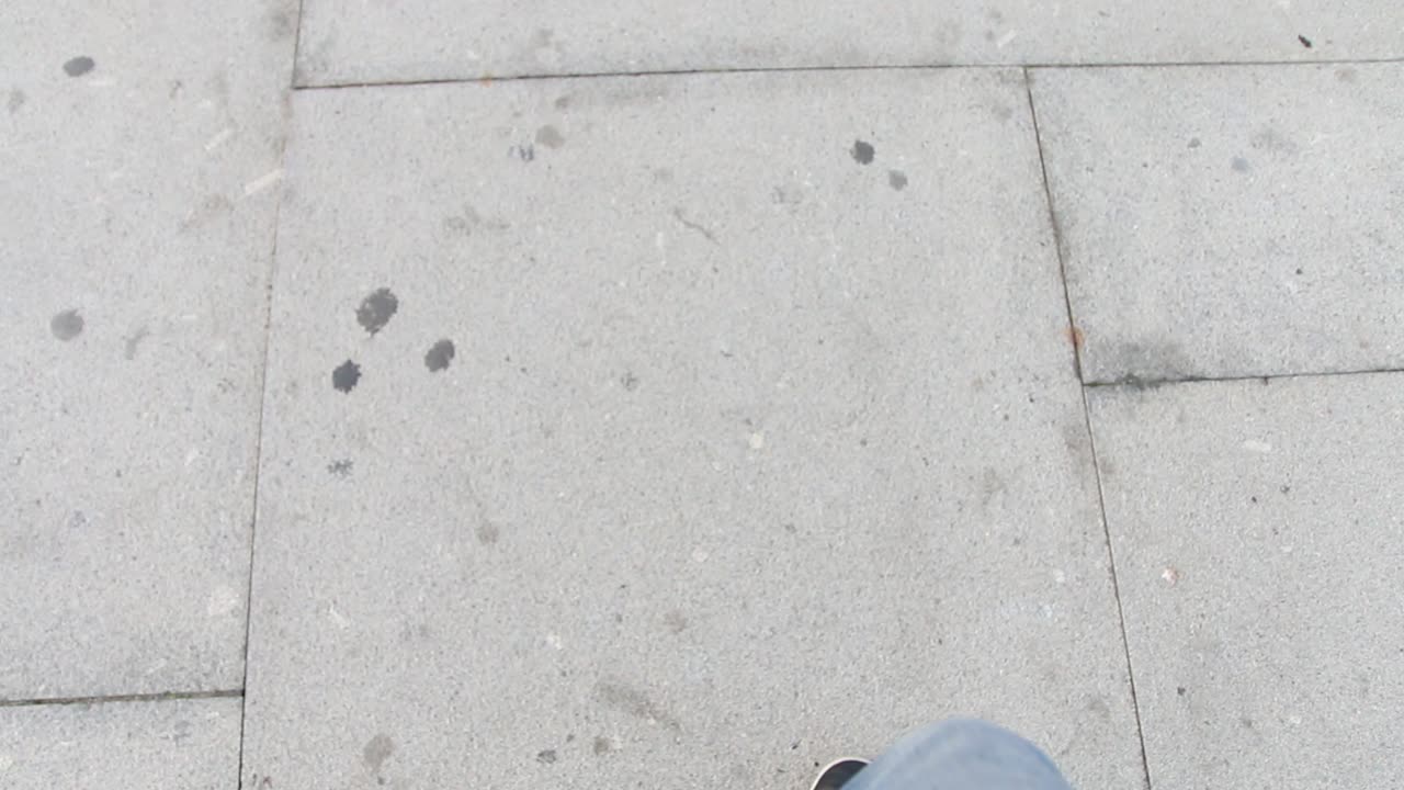 sus propios pies caminando durante el día, zapatillas negras, cordones rojos