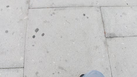 sus propios pies caminando durante el día, zapatillas negras, cordones rojos