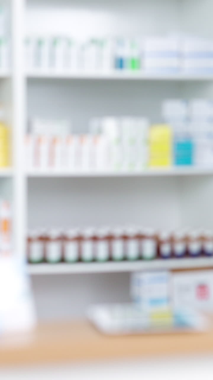 Prateleiras de farmácia desfocadas com medicamentos e produtos farmacêuticos