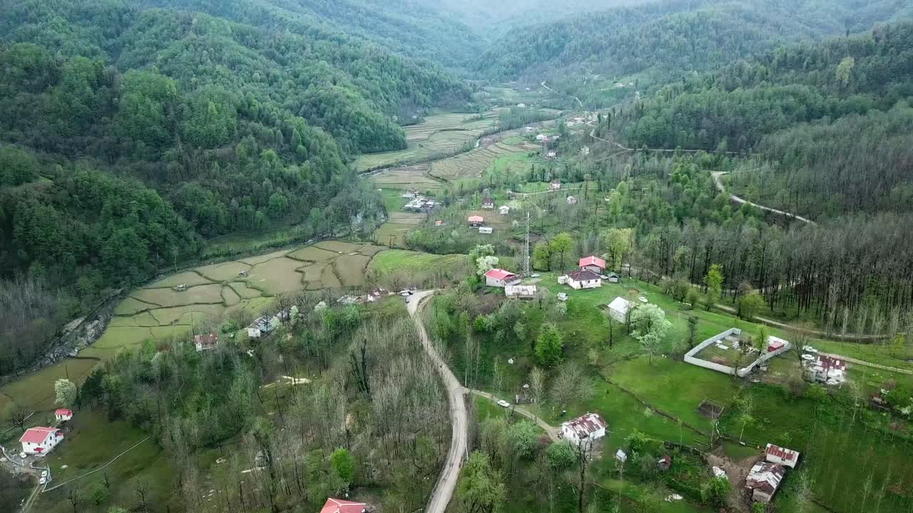 amante de la naturaleza de los emiratos planea un viaje para viajar al bosque salvaje naturaleza en las estribaciones de la montaña en el norte amplia vista atracción viaje por carretera a la agricultura lodge pueblo casa rural gente local comida y arroz