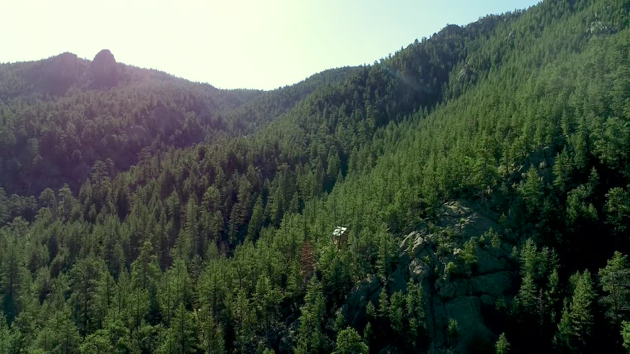 이 세상의 은둔자들에게 안전한 피난처를 제공하는 작은 오두막이 숲 속에 외롭게 앉아 있습니다.