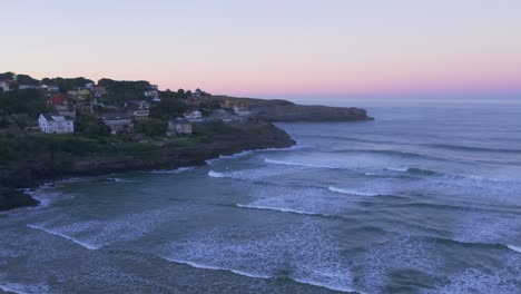 Suaves-Olas-Continuas-En-La-Playa-De-La-Ciudad-Costera-Playa-De-Isla-Antena-Al-Atardecer