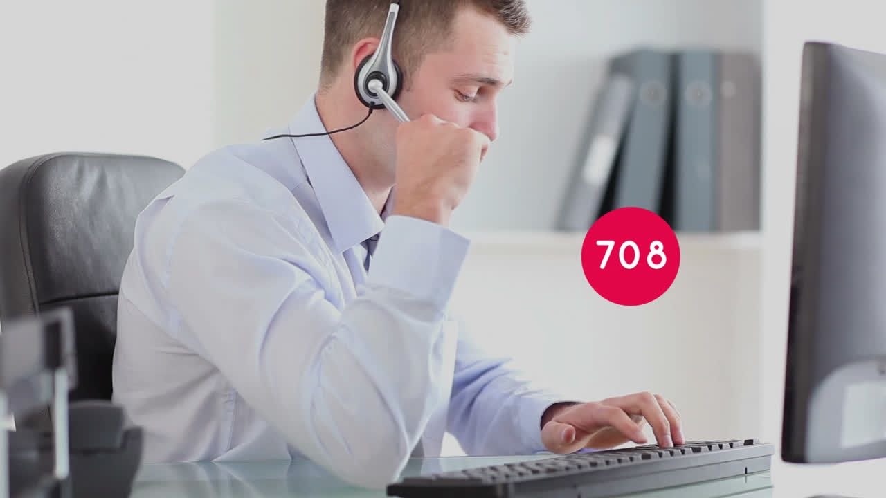 전화 헤드을 착용한 사업가 위에서 변하는 숫자의 애니메이션