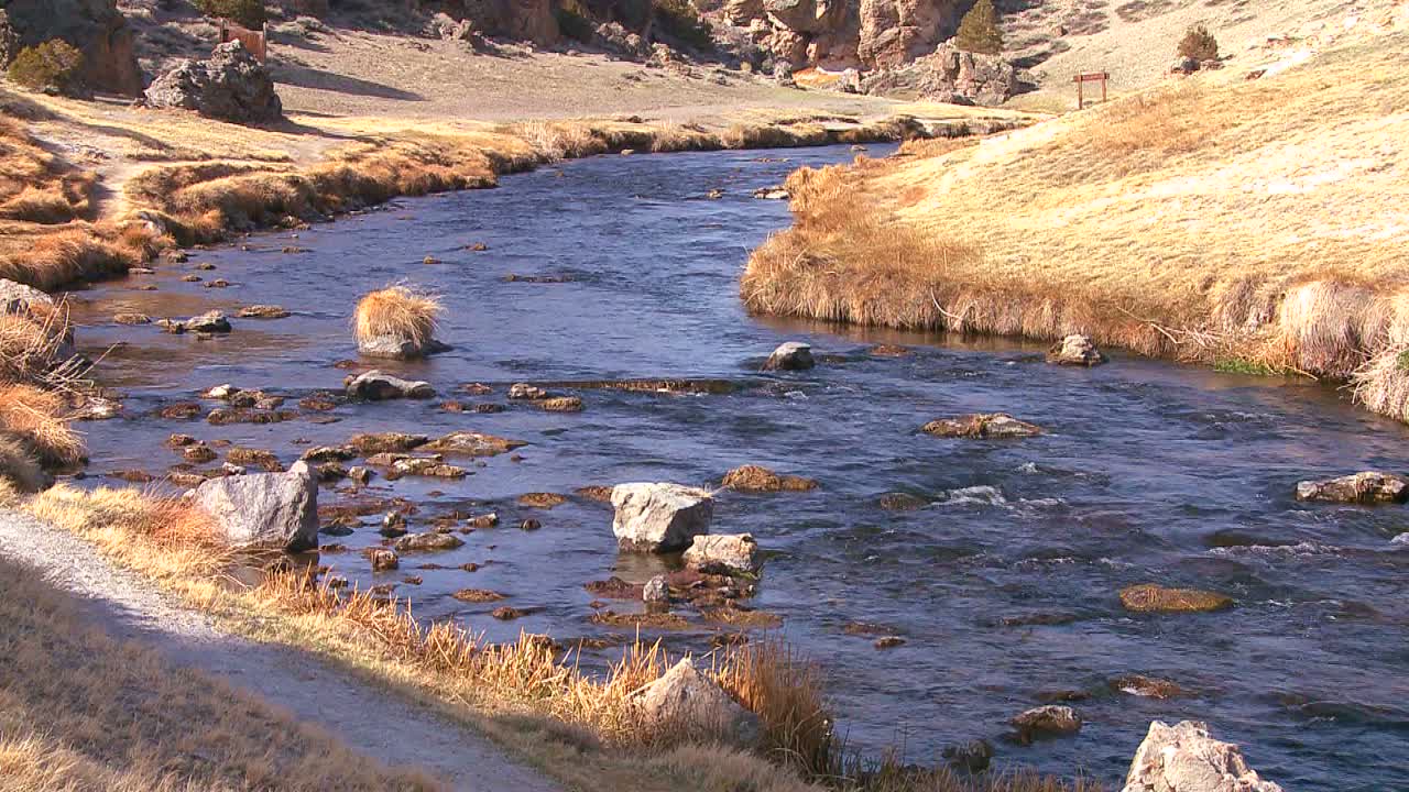 Ujęcie wznoszące się, ukazujące piękną rzekę płynącą przez góry Sierra Nevada