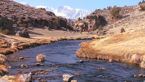 inclinaison vers le haut d'une belle rivière traverse les montagnes de la sierra nevada