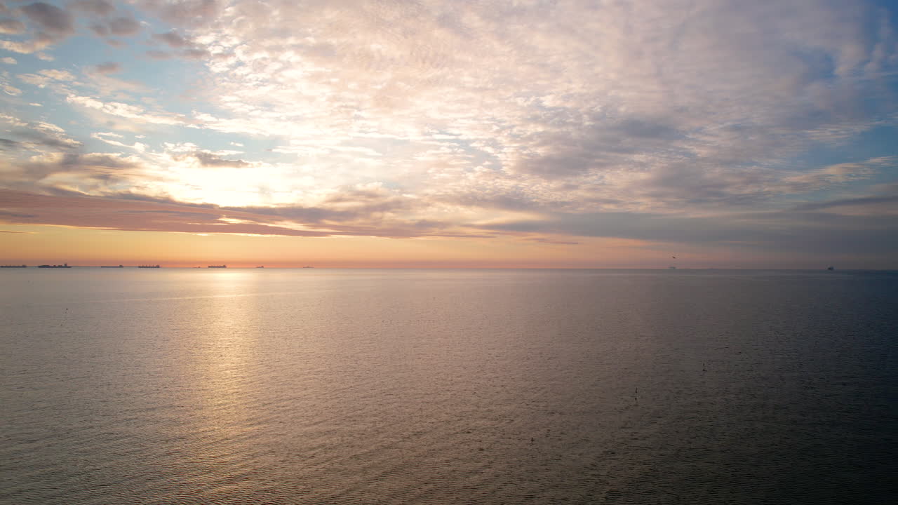 amanecer de color naranja dorado sobre el golfo de gdansk cerca de gdynia orlowo