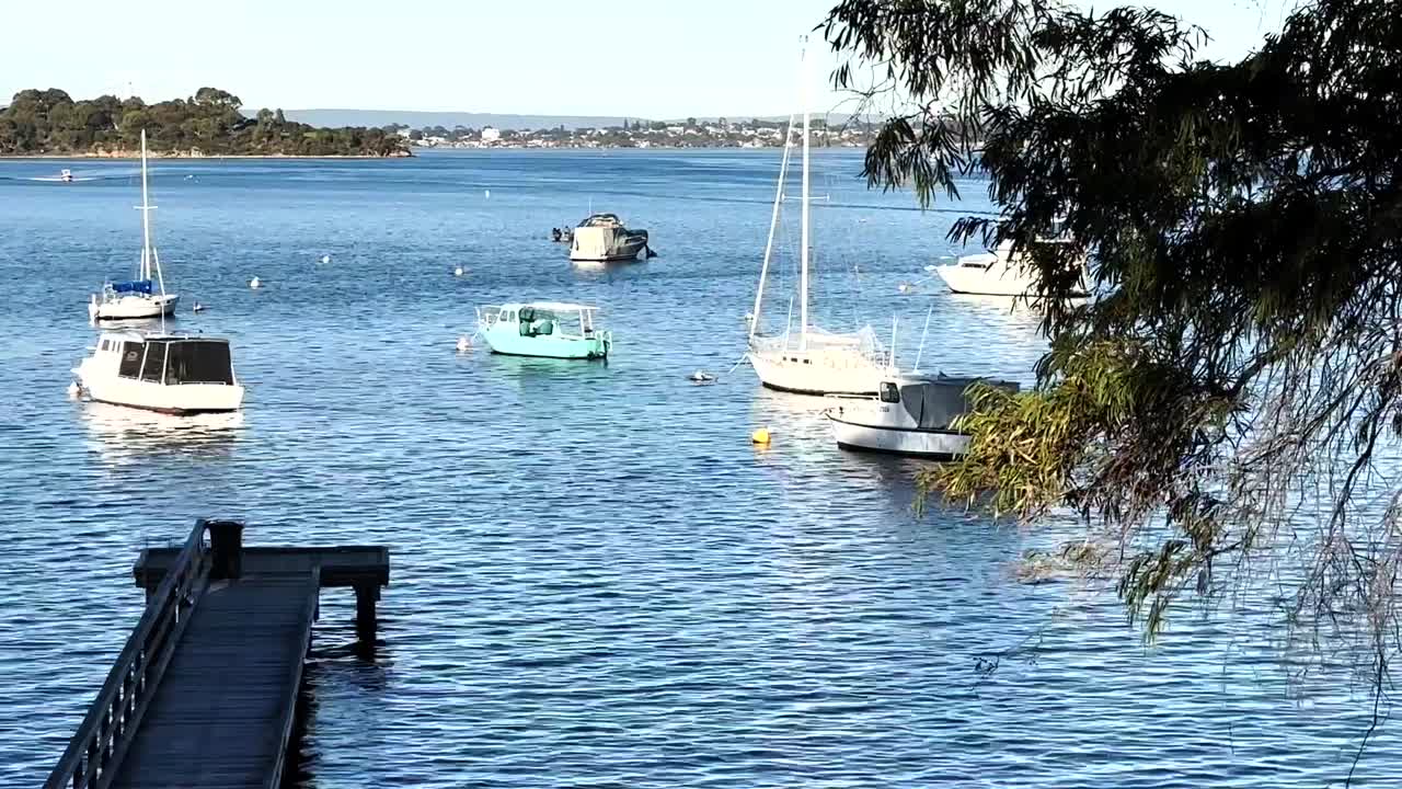 tiro largo y ancho con barcos en el río swan en peppermint grove, perth, australia occidental
