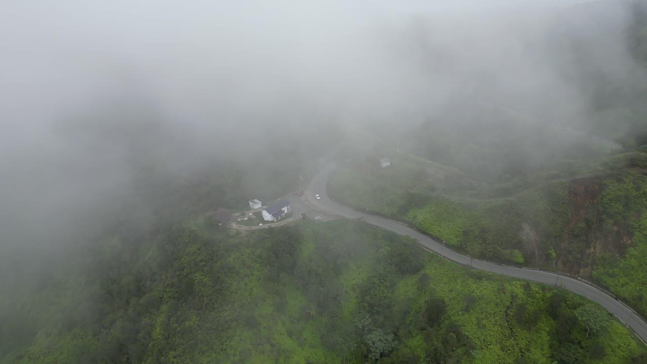 도미니카 공화국 중부 산맥의 콘스탄사 (constanza) 와 라 베가 (la vega) 사이에 있는 알토 데 라 비르겐 (alto de la virgen) 의 울창한 산맥의 공중 풍경.