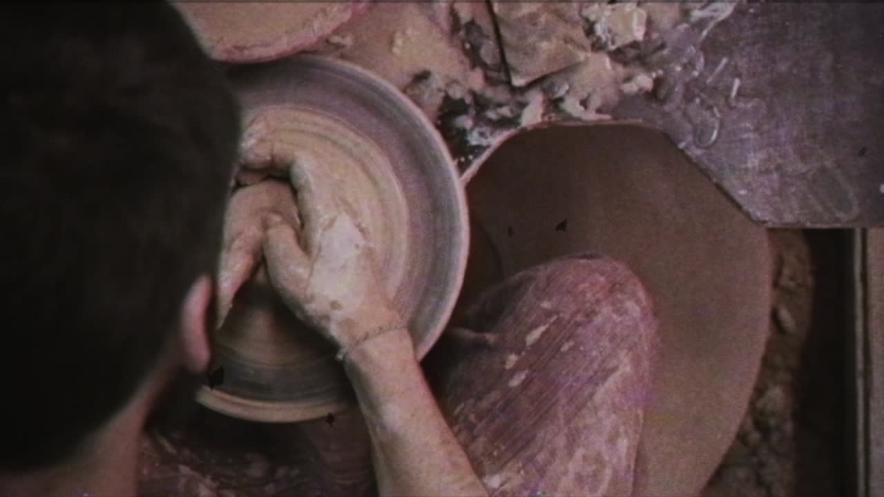 Il vasaio crea una brocca d'argilla. Effetto vintage. Un uomo realizza un vaso al tornio da vasaio