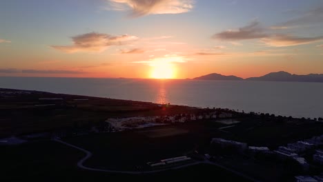 Toma-Aérea-Cinematográfica-De-Una-Hermosa-Puesta-De-Sol-En-Grecia