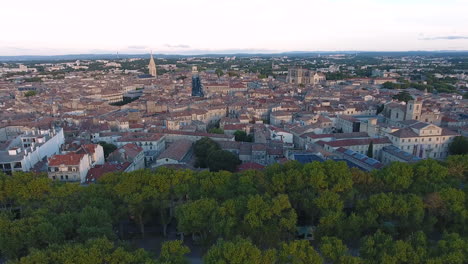 Montpellier-Stadtzentrum-Per-Drohne.-Bäume-Vorne-Und-Ecusson-Im-Hintergrund.