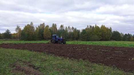 &#39;Belarus&#39;-Es-Una-Serie-De-Tractores-De-Cuatro-Ruedas-Producidos-Desde-1950-En-Minsk-Tractor-Works,-MTZ-En-Minsk,-Bielorrusia.