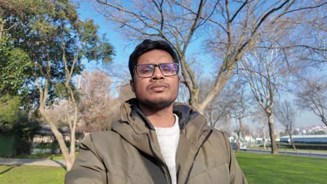 hombre en un parque en un día soleado