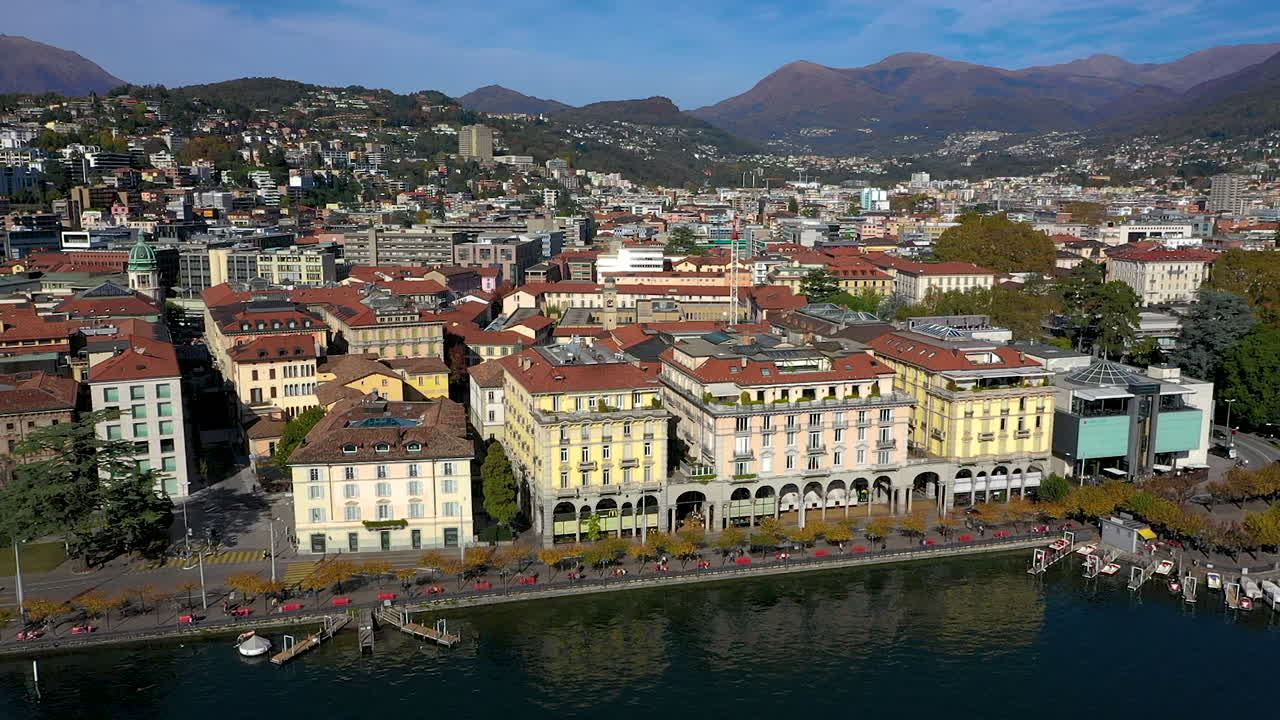 화창한 10월의 아름다운 루가노 시와 호숫가의 탁 트인 전망