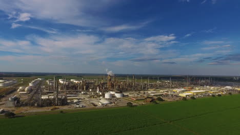 una antena sobre una refinería de petróleo industrial en un área de belleza natural