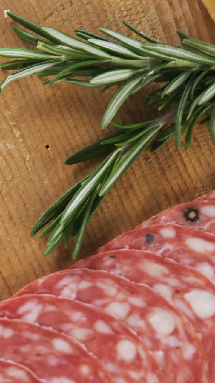 Biscotti croccanti, rosmarino e carne affettata
