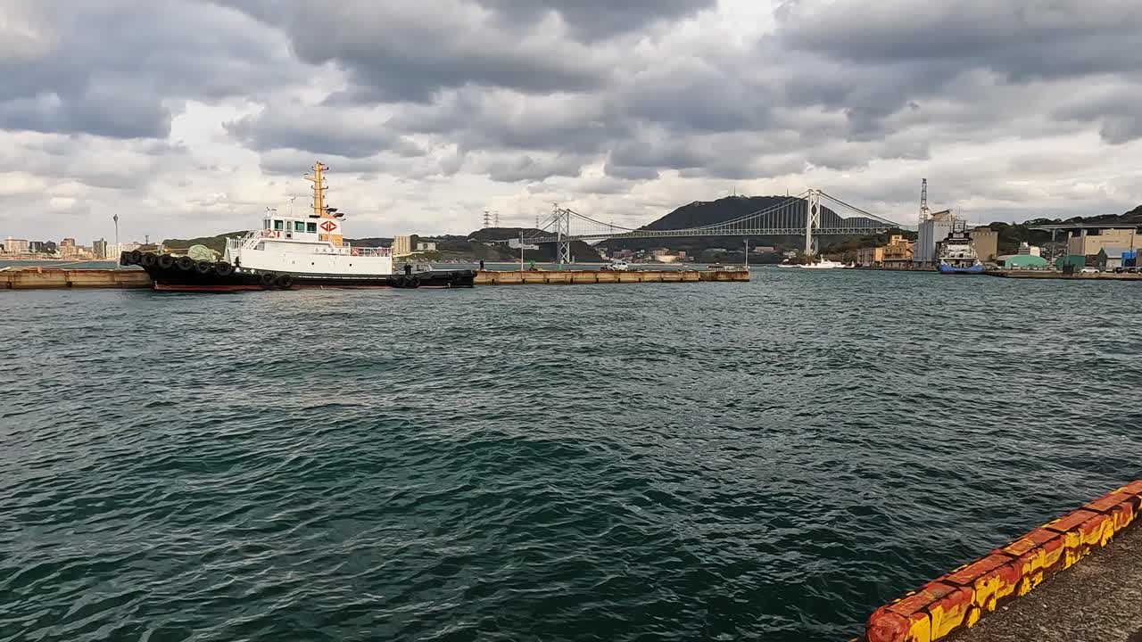 일본 쿠레 에 있는 유명한 온도 다리  ⁇  을 지나가는 페리 에서 볼 수 있는 모습