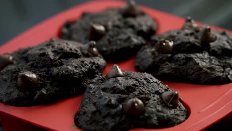 zoom lento de muffins de remolacha de chocolate en una sartén de silicona roja el día de san valentín