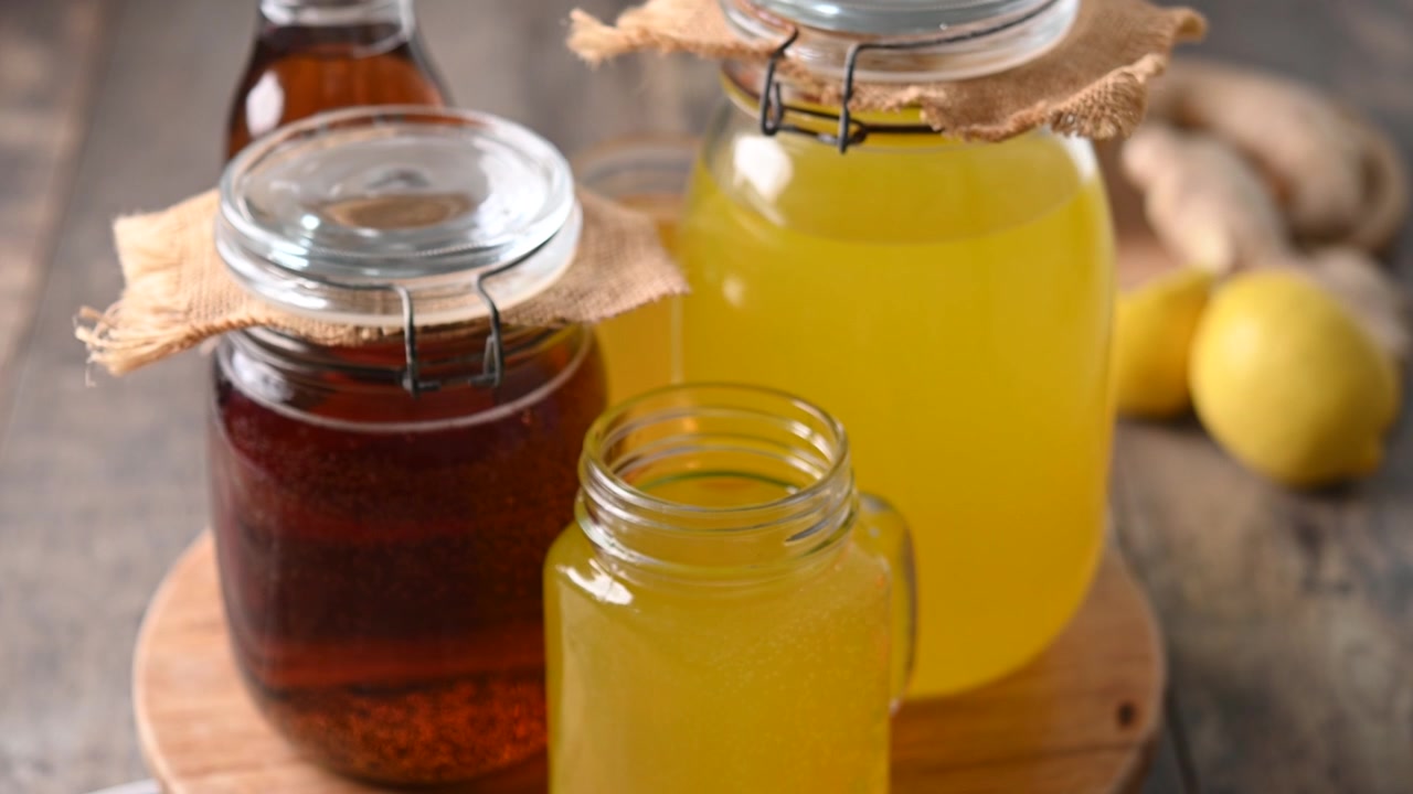 Barattoli e bottiglie di kombucha colorati