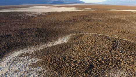 antena sobre el campo de golf devils en el parque nacional del valle de la muerte que muestra un terreno accidentado cubierto de grandes salinas