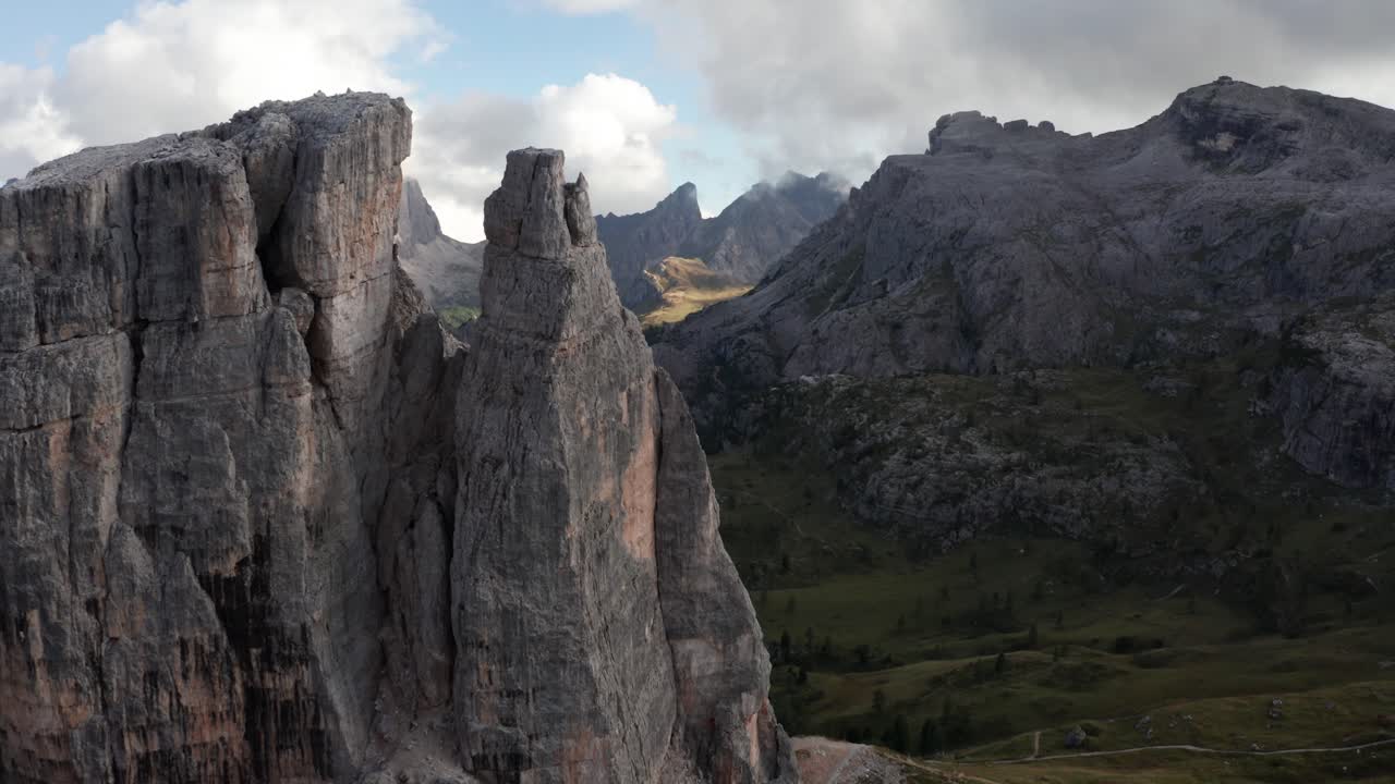 volando más allá de la formación rocosa cinque torri en dolomitas