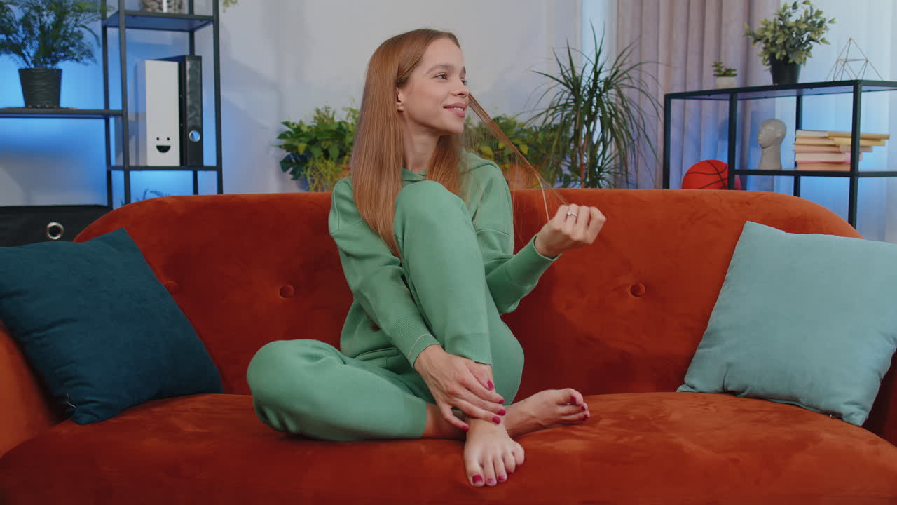 행복하고 평온한 젊은 십대 소녀는 웃으며 멀리 바라보고 꿈꾸고 휴식을 취하고 좋은 소식을 듣고 집에서 만족감을 느니다.