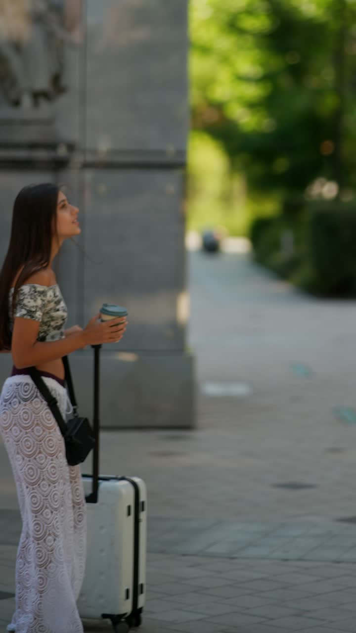 도시 환경에서 짐을 들고 있는 여자