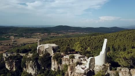 Luftbild-Der-Burgruine-Und-Der-Kirche-Von-Vilademager-In-Katalonien,-Spanien,-Europa