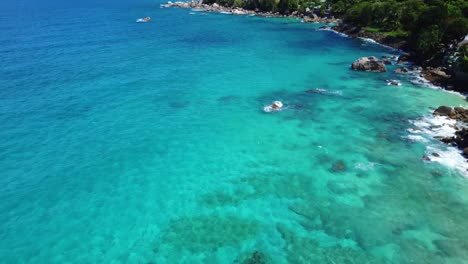 Olas-Rompiendo-En-La-Costa-De-Mahe-En-Las-Seychelles