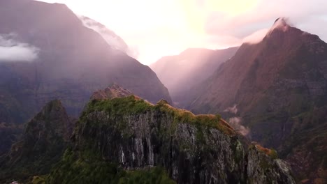 Mafate-4k-Imágenes-De-Drones-Al-Atardecer,-Isla-De-La-Reunión