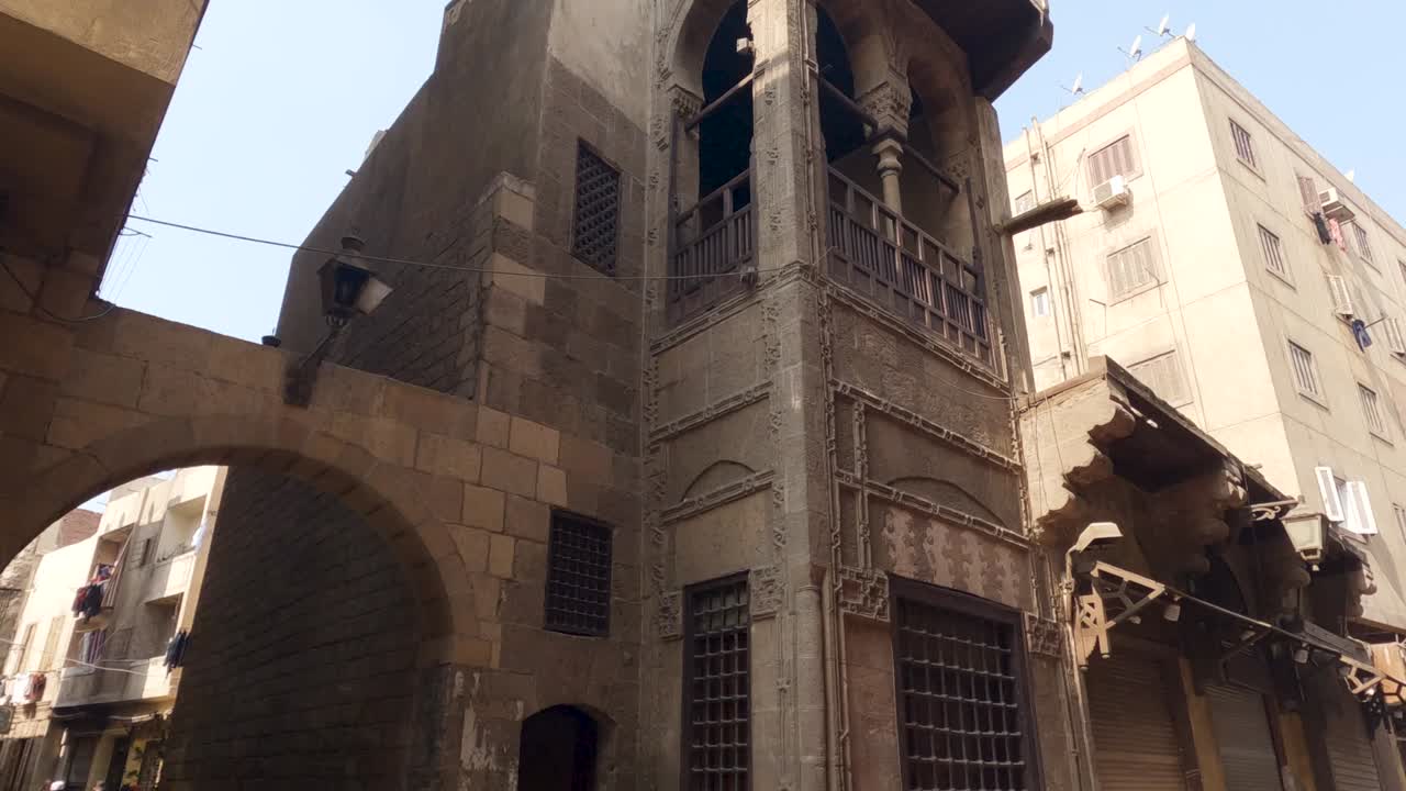 fachada de un edificio histórico, arquitectura islámica en el cairo de al-mu'izz, egipto - inclinada hacia arriba