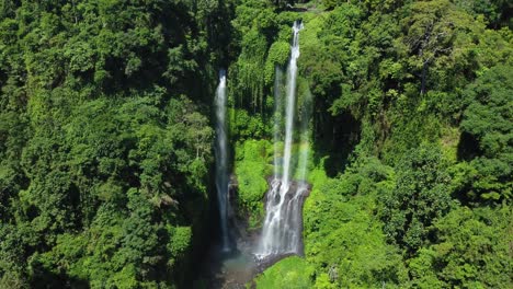 imágenes aéreas de drones en 4k: majestuosas cascadas de sekumpul y fiji, singaraja, norte de bali