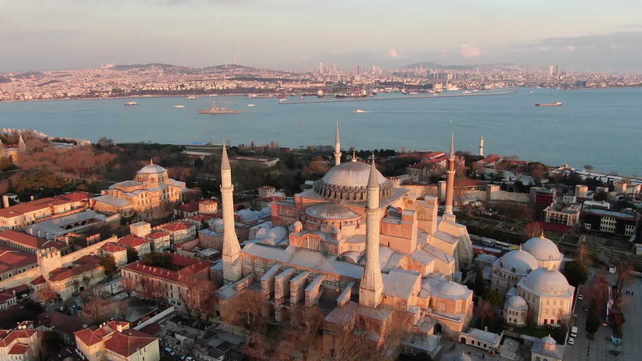 vista aérea de hagia sophia con brillantes mosaicos de escenas bíblicas en la vasta y abovedada antigua iglesia y mezquita bizantina - estambul, turquía