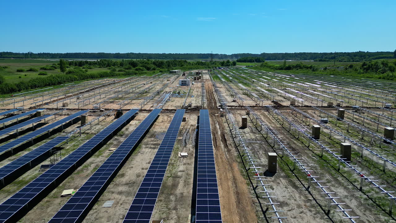 Installazione di pannelli solari in un parco di energia pulita. Ripresa aerea diurna.
