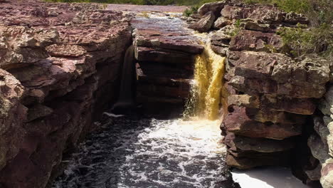 Blick-Auf-Einen-Fluss-Vom-Gipfel-Des-Berges,-Chapada-Diamantina,-Bahia,-Brasilien