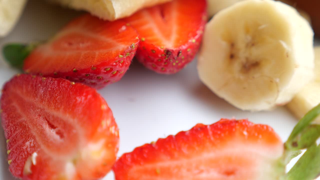 Primo piano di fragole e banane fresche e affettate
