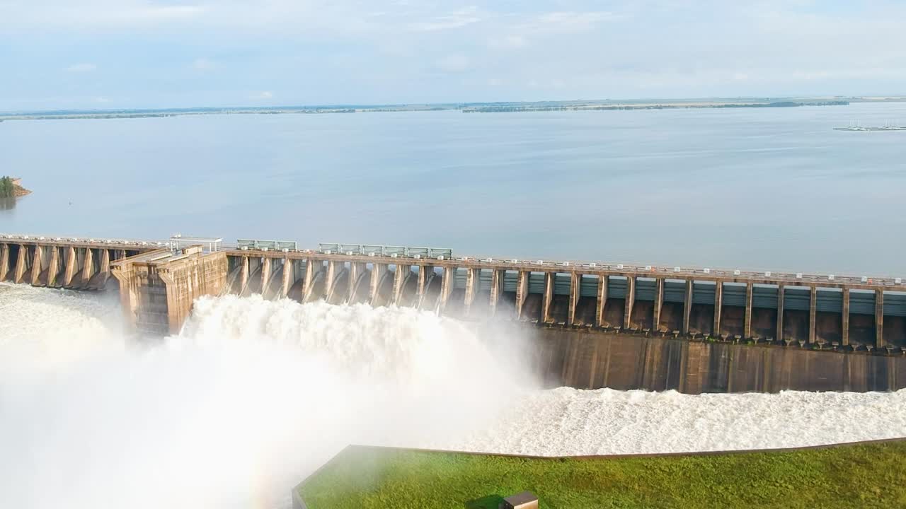 수문이 열려 있는 중력 댐의 예, 발담 남아프리카 공화국