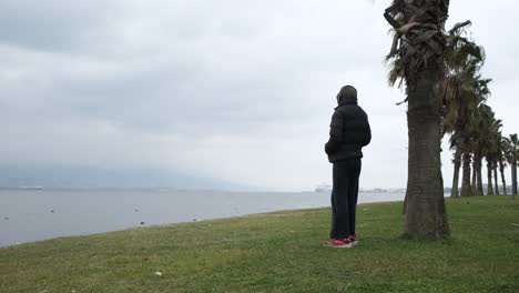 hombre aburrido en el parque