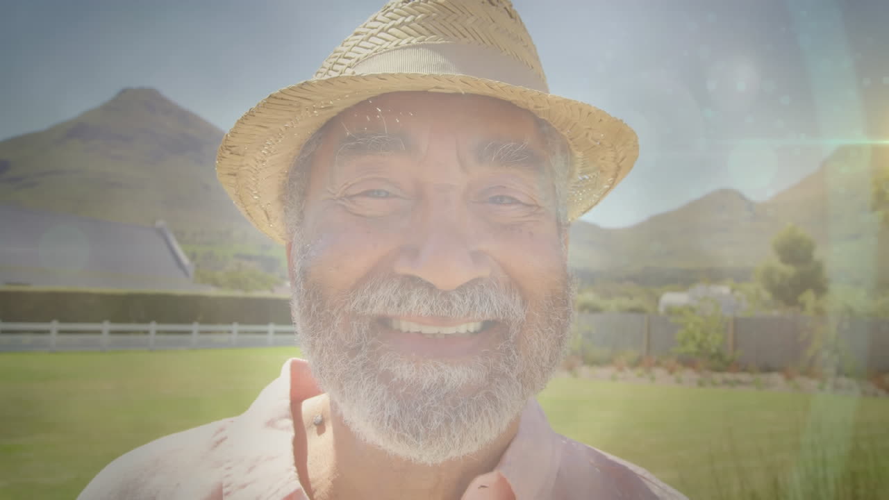 animación de luz brillante sobre el retrato de un hombre mayor feliz