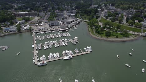 Vista-Aérea-De-Los-Barcos-En-El-Puerto-Deportivo-De-Plymouth,-Soleado,-Día-De-Verano-En-Estados-Unidos---Inclinación,-Disparo-De-Drones