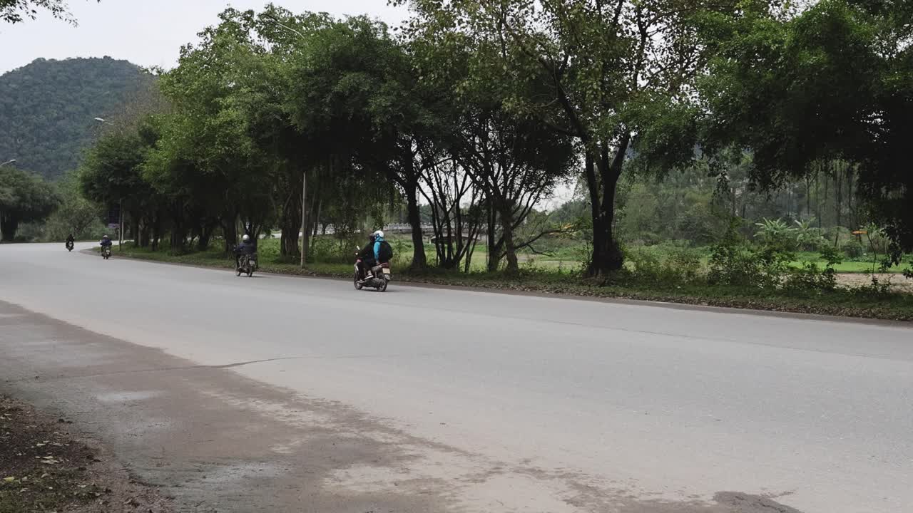 오토바이 와 라이더 들 이 시골 도로 를 따라 이동 하고 있다