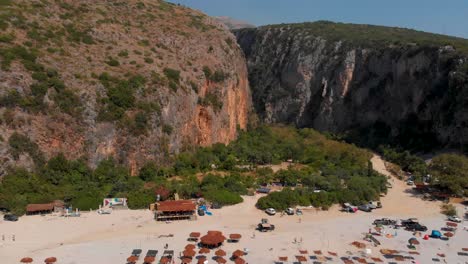 Inclínate-Sobre-La-Hermosa-Playa-Y-El-Cañón-Gjipe-En-Albania