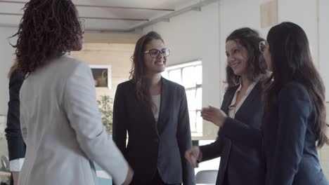 mujeres de negocios felices estrechándose la mano.