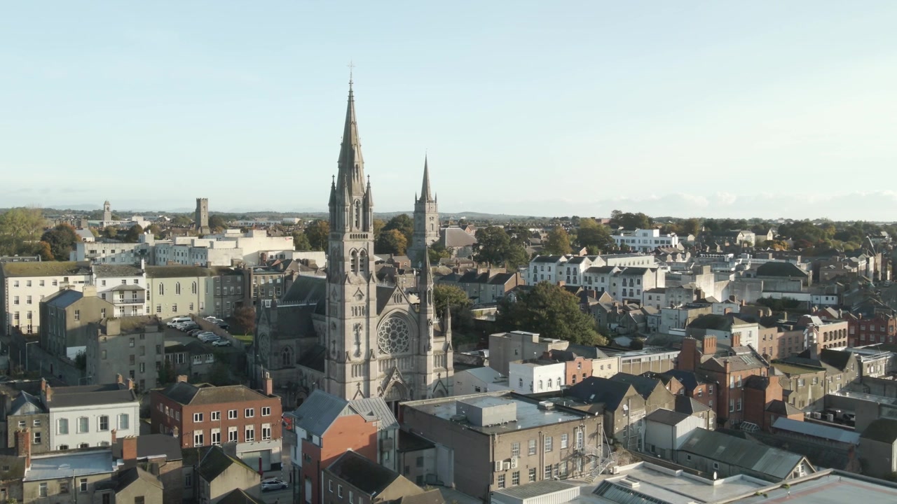 Kościół św. Piotra góruje nad urokliwą panoramą miasta Drogheda w pogodny, słoneczny dzień.