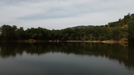 el paisaje sereno del lago de montaña