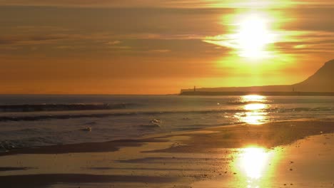 Goldener-Küstensonnenaufgang-über-Sandstrand,-Spanien