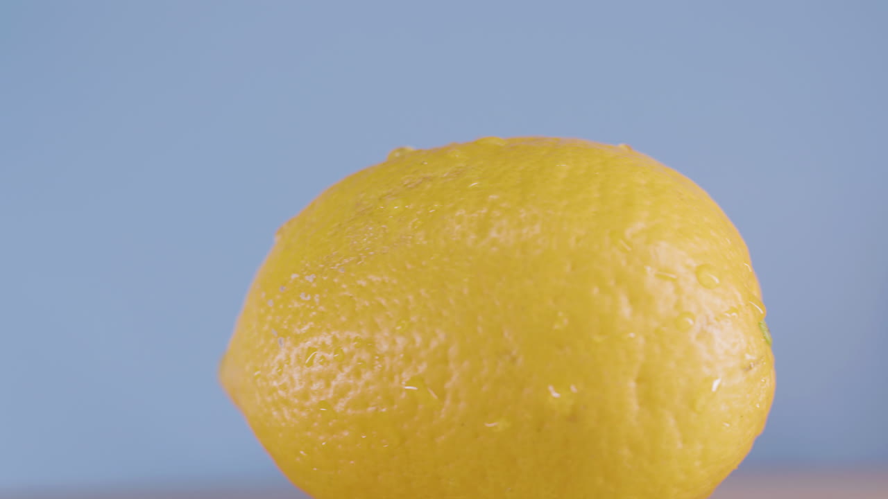 disparo en primer plano de toda la fruta de limón fresca girando