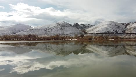 Landschaft-Des-Sees-Diaz-Und-Schneebedeckte-Hügel-Im-Winter-Mit-Gras-Im-Vordergrund