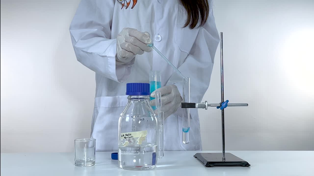 el químico lleva a cabo un experimento con una reacción química